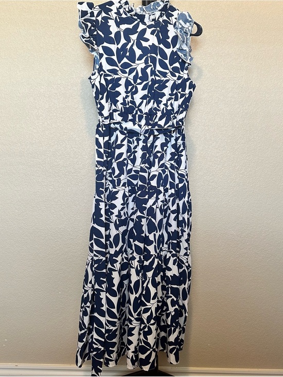 Dresses & Skirts - Sleeveless Navy & White Leaf Print Maxi Dress
